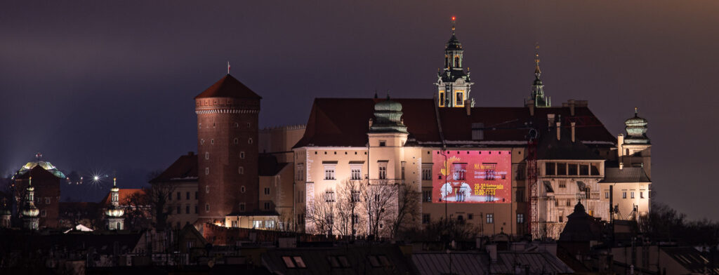 Po lewej - iluminowany kopiec Kościuszki, a w każdym listopadzie - wyświetlany slideshow dni otwartych - widok od strony salonu