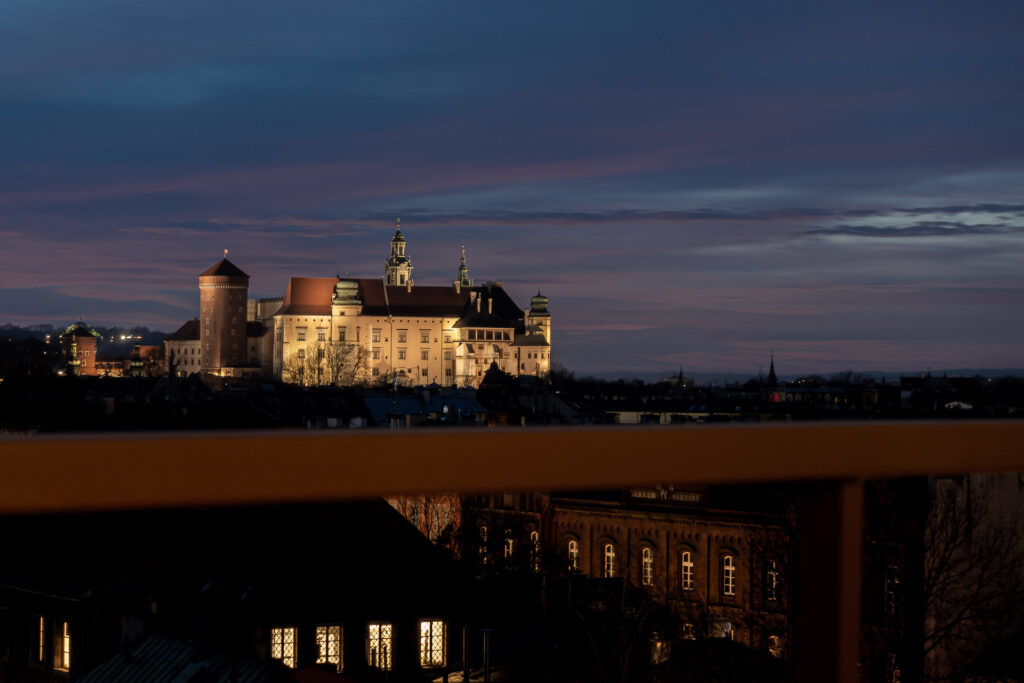 Widok na Wawel z balkonu - balustrada na pierwszym planie